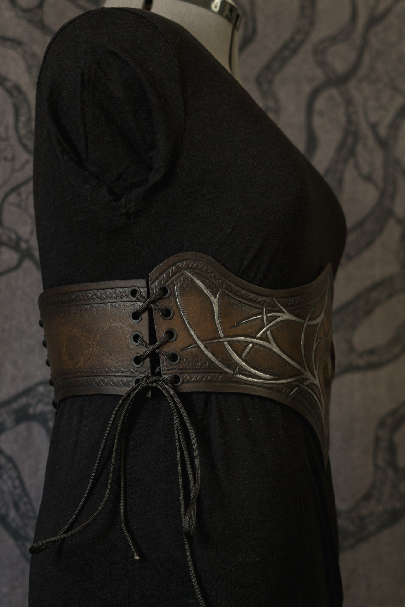 Dark elven belt with labradorite stone