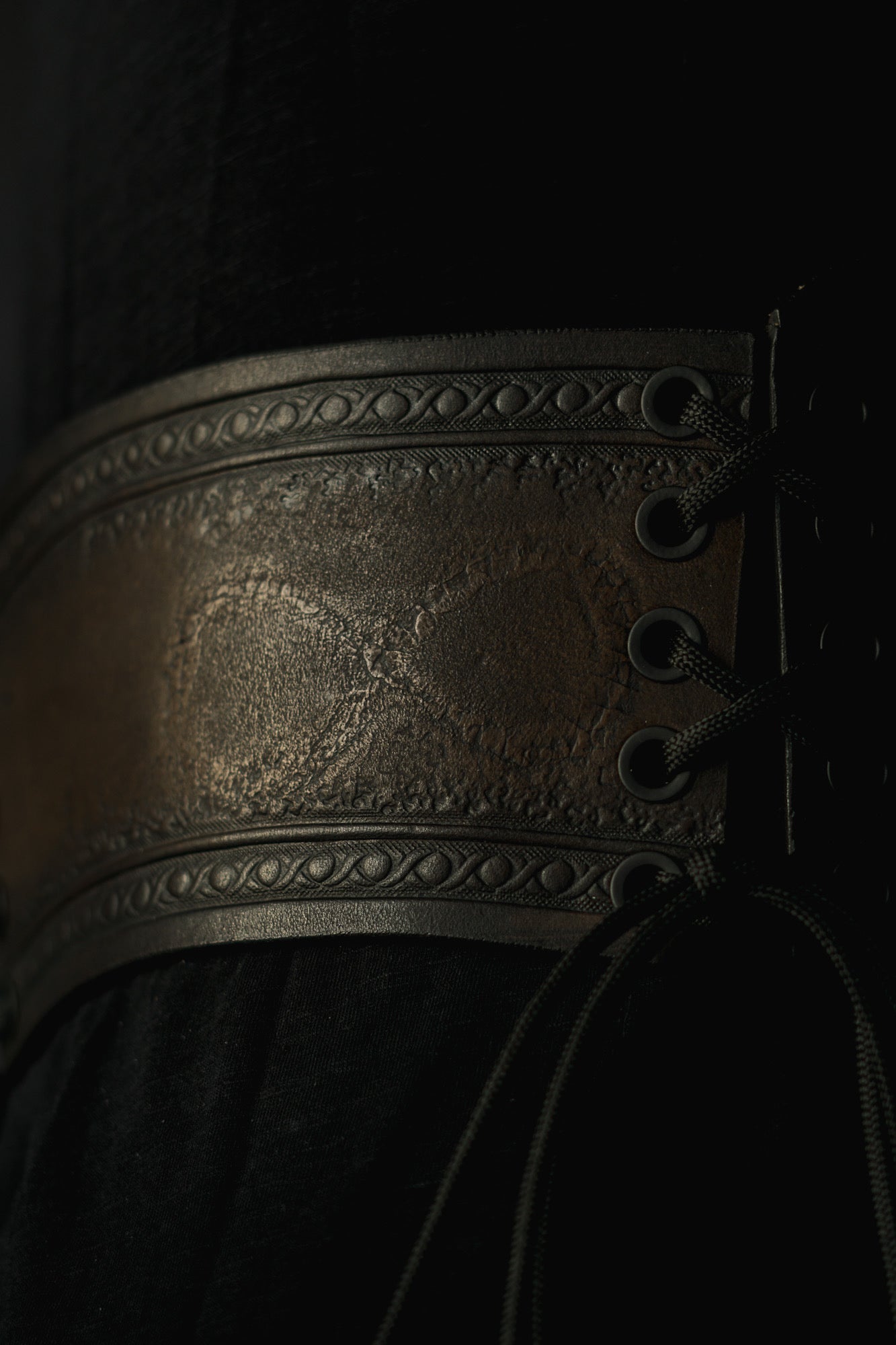 Dark elven belt with labradorite stone